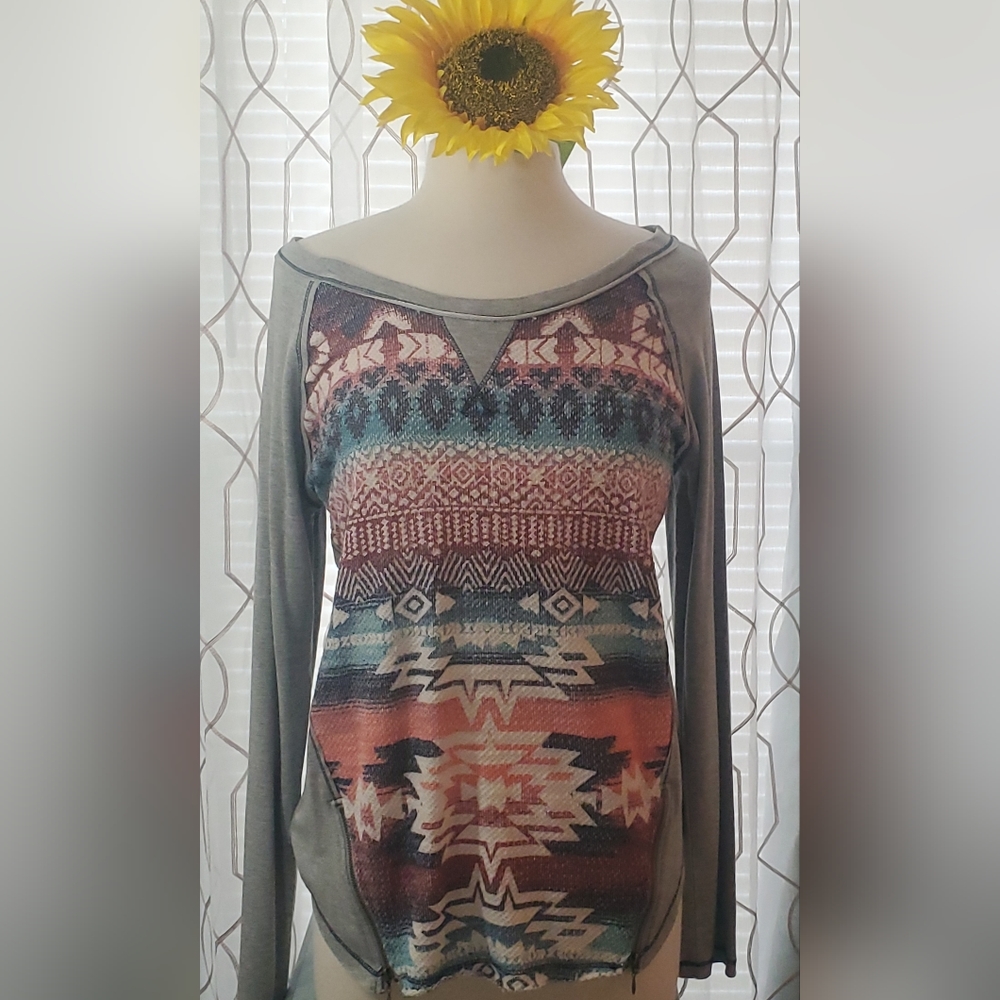 NWT Maurices Medium Aztec Front Print Top with Zippers on side.